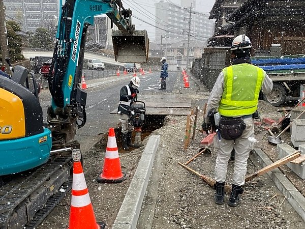 寒さと闘いながらの作業の画像