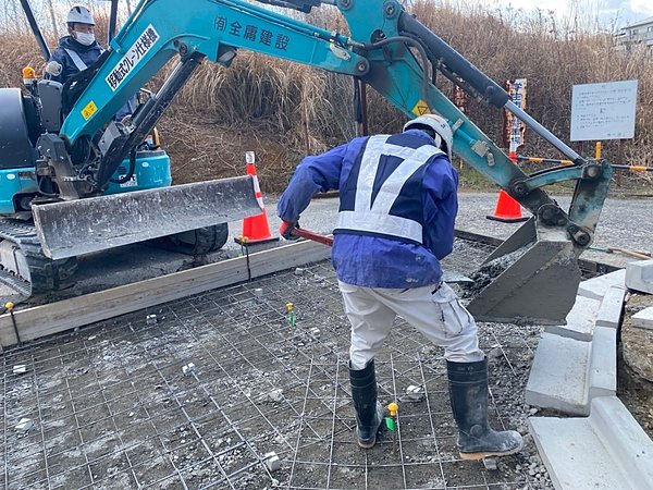 医生ケ丘1号線歩道バリアフリー化整備工事　作業風景の画像