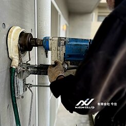 福岡県春日市　コア抜き　マンション　エアコン　配管のイメージ